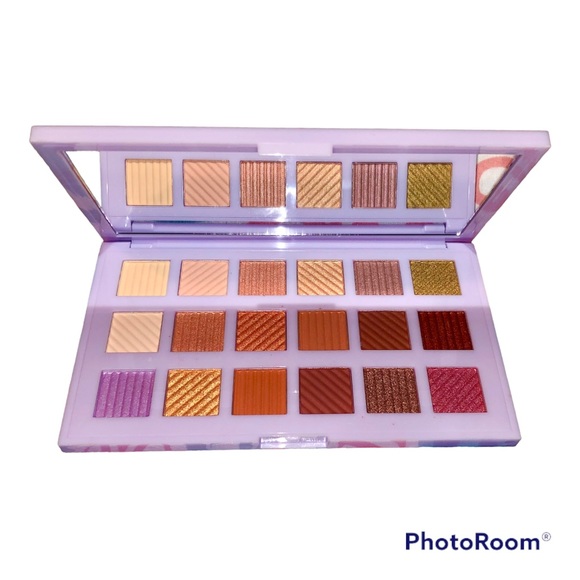 🦋 I HEART REVOLUTION BUTTERFLY EYESHADOW PALETTE 🦋 - Picture 4 of 4